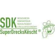 La SuperDrecksKëscht® est une marque qui a été mise au point dans le cadre des tâches qu'assume l'état luxembourgeois en matière de la gestion des déchets. Elle se fonde sur la stratégie prescrite par l'UE. Celle-ci place la prévention en premier lieu, suivie de la préparation aux fins de réutilisation, du recyclage et de toute autre valorisation (par ex. valorisation énergétique) et enfin de l'élimination des déchets.<br /><br />La SuperDrecksKëscht® a pour tâche d'utiliser et d'appliquer les connaissances les plus récentes afin de gérer les matériaux selon le principe d'une gestion durable en termes écologiques et économiques et en veillant à une grande qualité. Cette tâche lui permet d'assumer un rôle exemplaire dans la restructuration écologique de notre société. Ce rôle exemplaire doit stimuler tous les acteurs impliqués dans l'économie nationale à protéger l'environnement et à exploiter les ressources naturelles avec l'efficacité requise. Label-Priméiert! Fir eng ecologesch offalqestioun